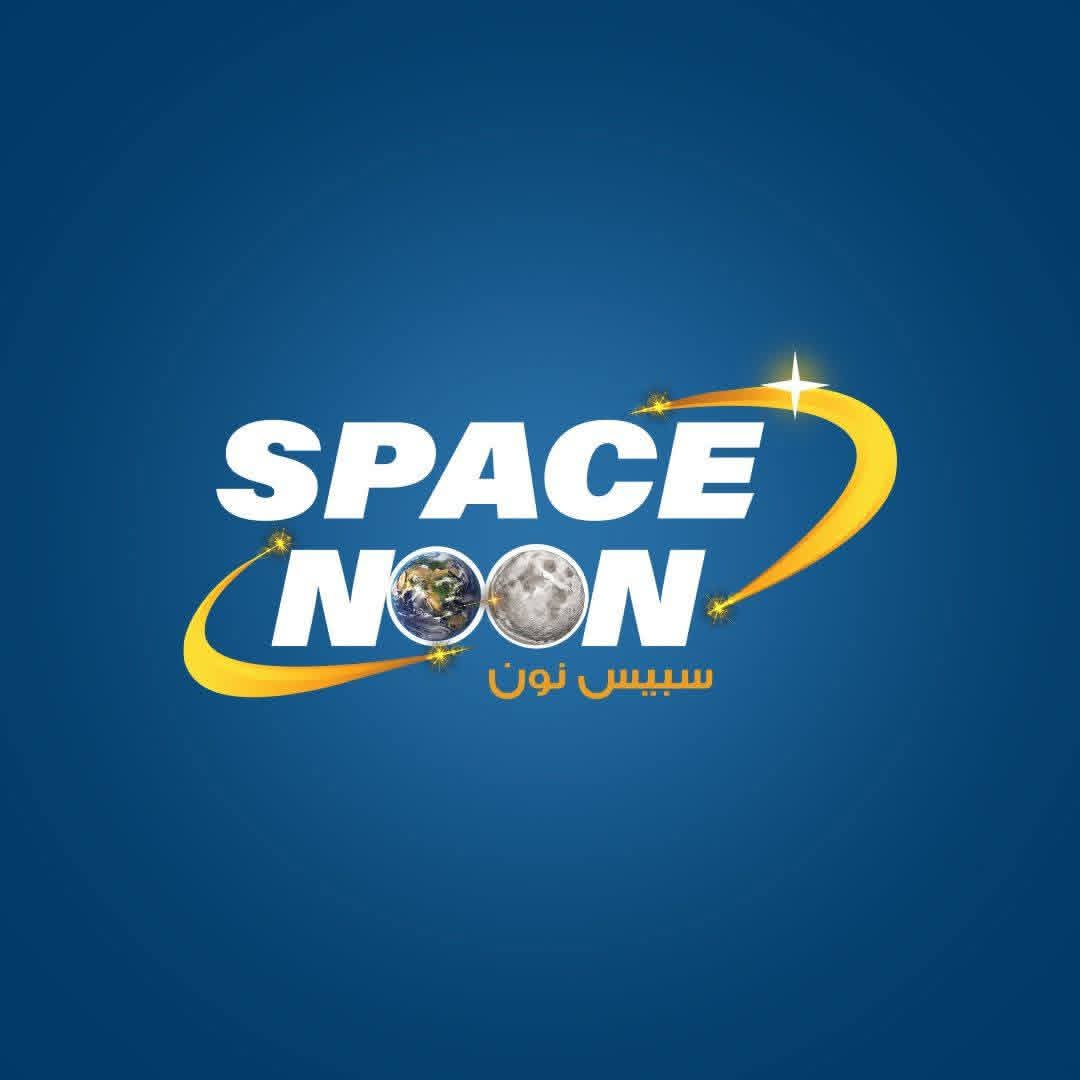 تصميم داخلي فخم وحديث لمساحة عمل مشتركة مخصصة لـ سبيس نون تحتوي مكاتب مريحة وشاشات ذكية متطورة.