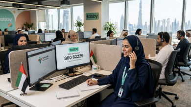 رقم خدمة عملاء تابي الإمارات وشعار التطبيق مع أيقونة اتصال هاتفي